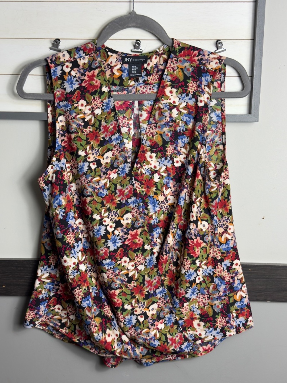 JONES NEW YORK V surplice neck sleeveless tank top floral pattern size medium
